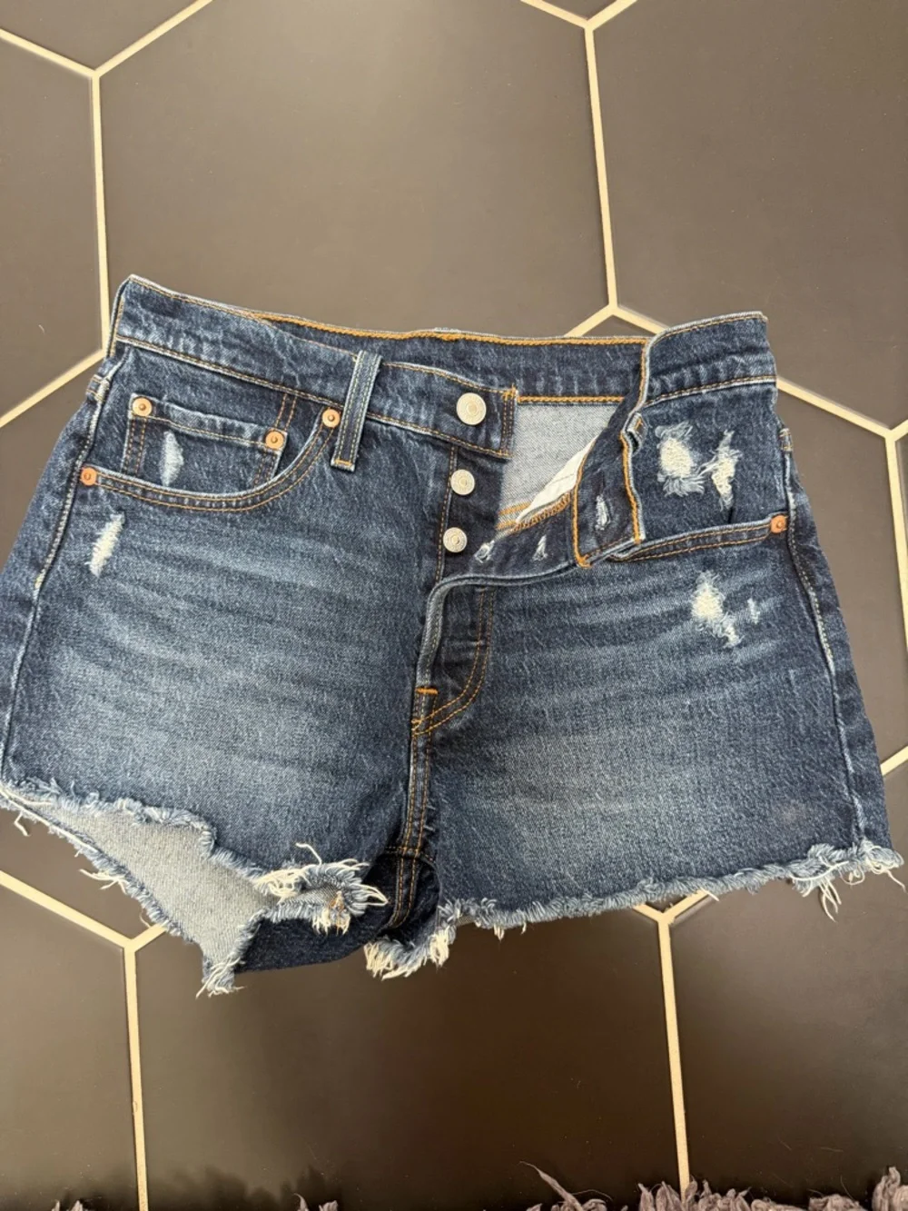 Levi’s Women’s 501 Original Shorts, Size 27, Dark Indigo Worn In - Picture 1 of 3